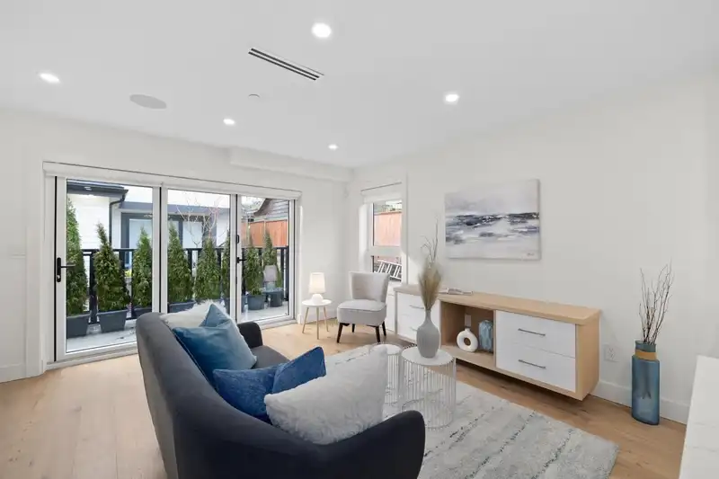 1127 E 15TH AVENUE - photo 3 of 33