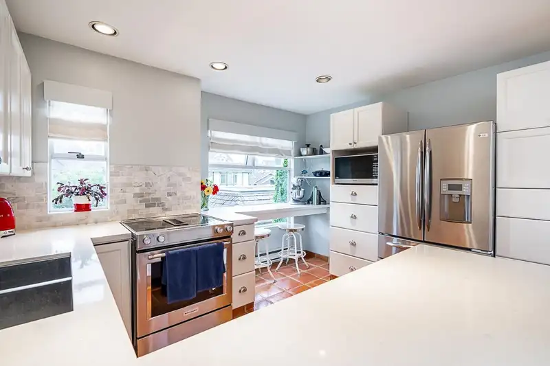 1818 WHYTE AVENUE - photo 4 of 34
