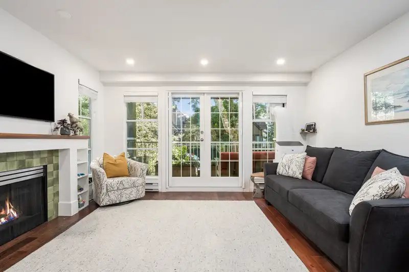 208 655 W 13TH AVENUE - photo 1 of 28