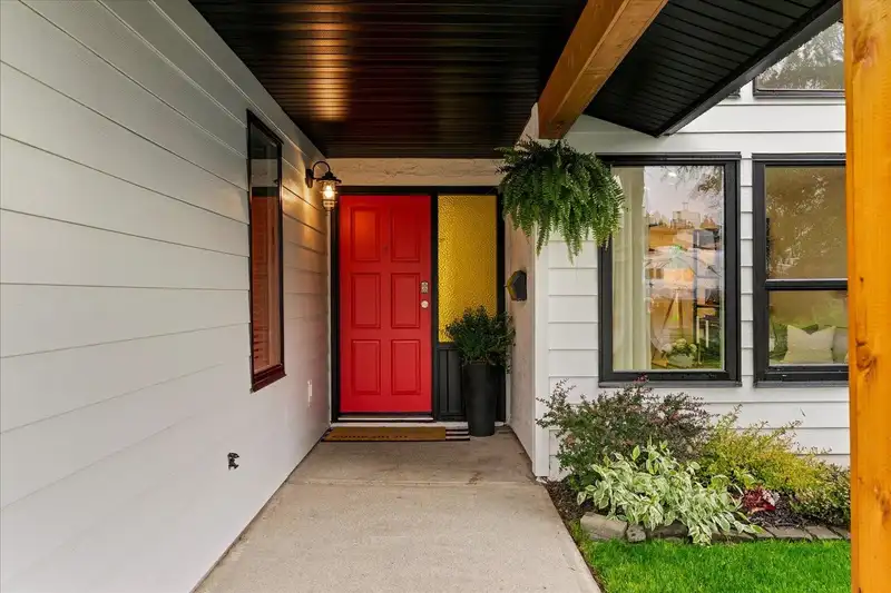 2475 WAYBURNE CRESCENT - photo 3 of 40