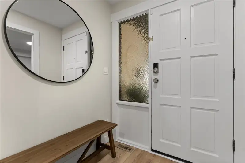 2475 WAYBURNE CRESCENT - photo 4 of 40