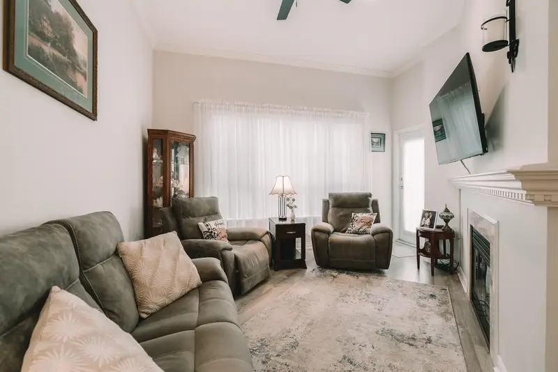 402 2995 PRINCESS CRESCENT - photo 3 of 25