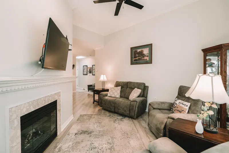 402 2995 PRINCESS CRESCENT - photo 4 of 25