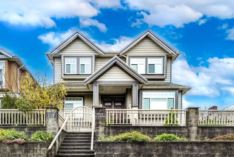 2726 E 49TH AVENUE - photo 1 of 40