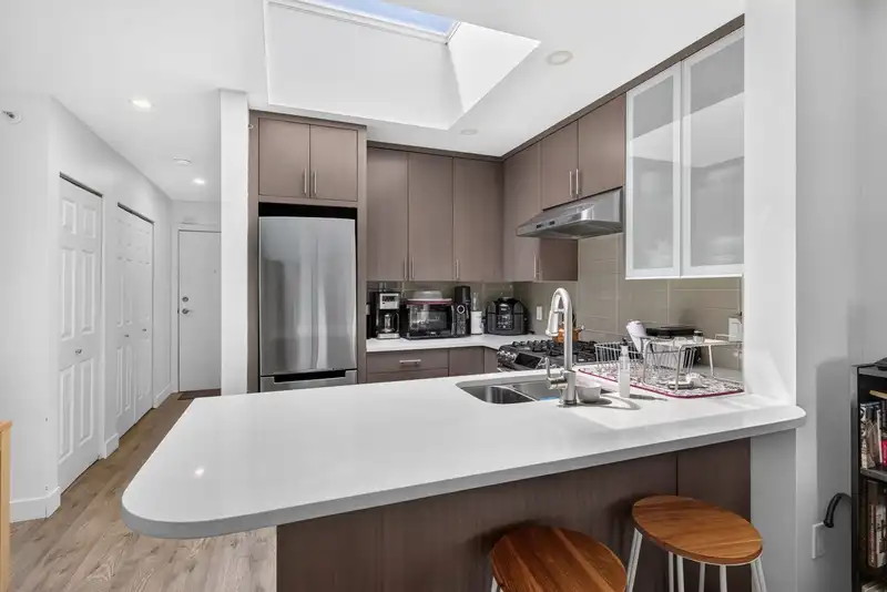401 688 E 16TH AVENUE - photo 2 of 23