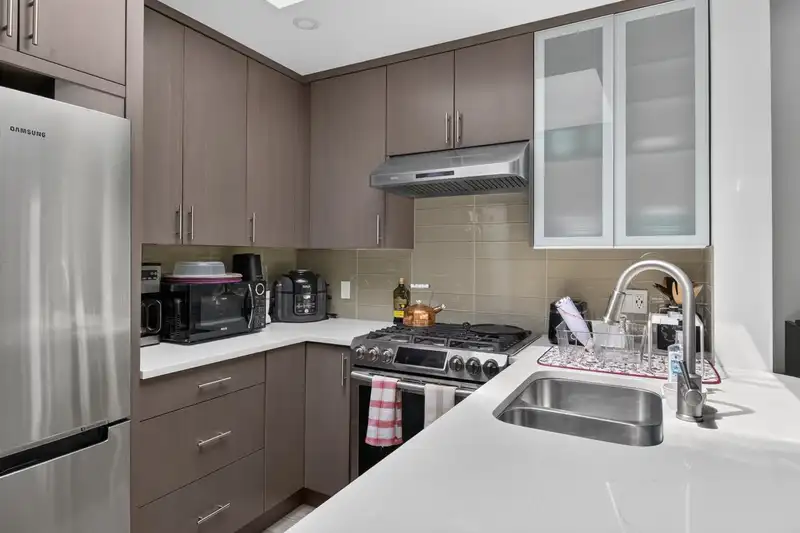 401 688 E 16TH AVENUE - photo 4 of 23
