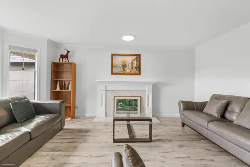 5571 FORSYTH CRESCENT - photo 3 of 34