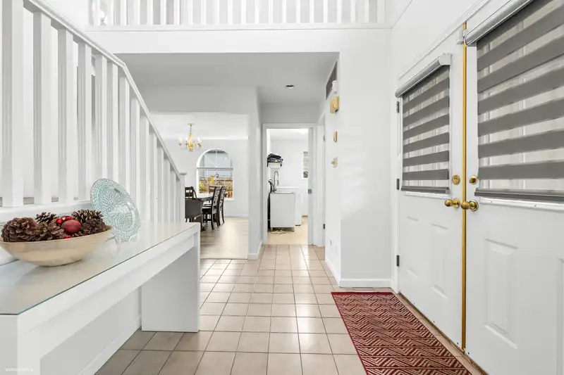 5571 FORSYTH CRESCENT - photo 4 of 34