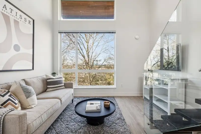 605 733 W 3 STREET - photo 1 of 33