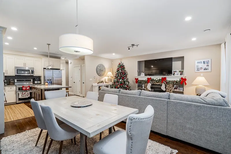 19079 67A AVENUE - photo 2 of 25