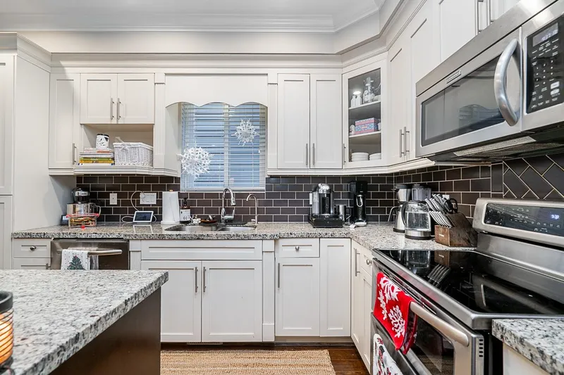 19079 67A AVENUE - photo 4 of 25