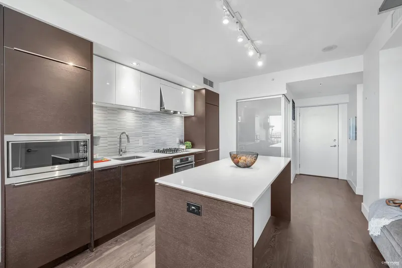 1007 5233 GILBERT ROAD - photo 4 of 25