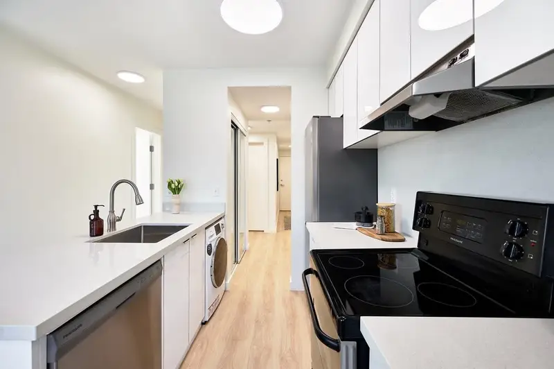 311 1033 ST. GEORGES AVENUE - photo 4 of 25