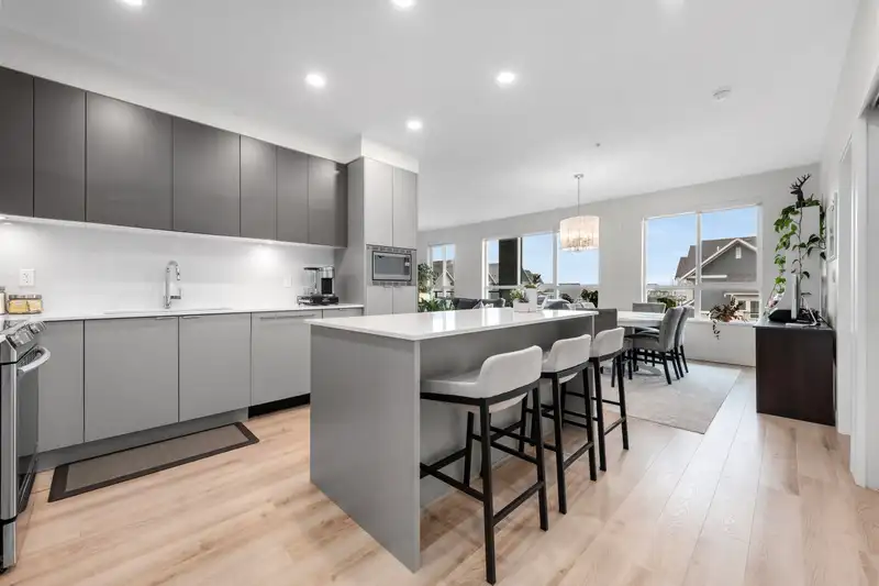 308 1892 STARLING DRIVE - photo 1 of 40