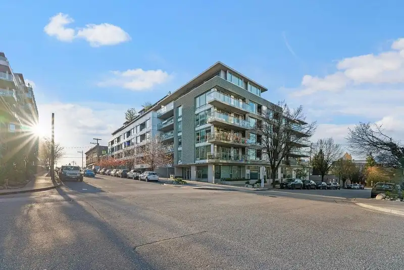 317 289 E 6TH AVENUE - photo 1 of 34