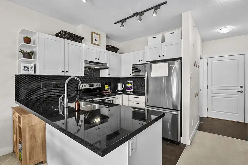 417 4550 FRASER STREET - photo 4 of 21