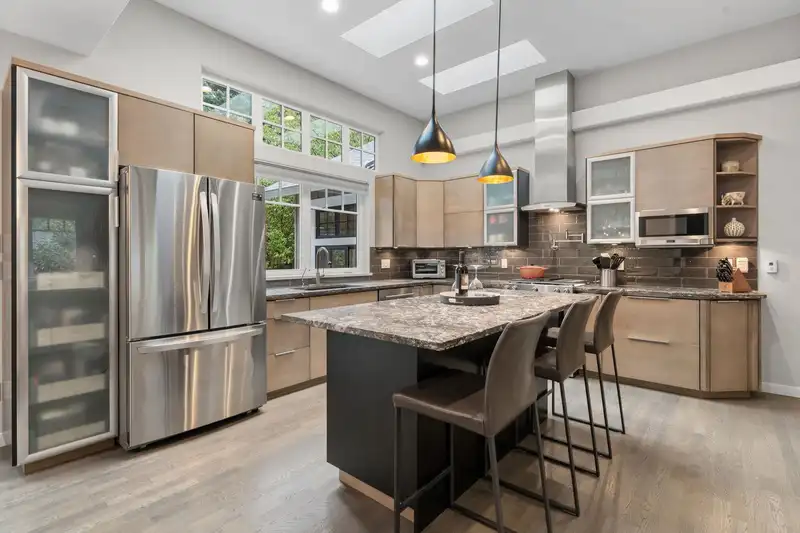 2140 PEMBERTON AVENUE - photo 3 of 40