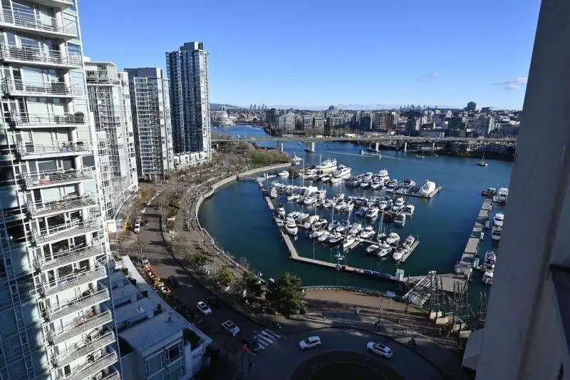 2206 1201 MARINASIDE CRESCENT - photo 3 of 38