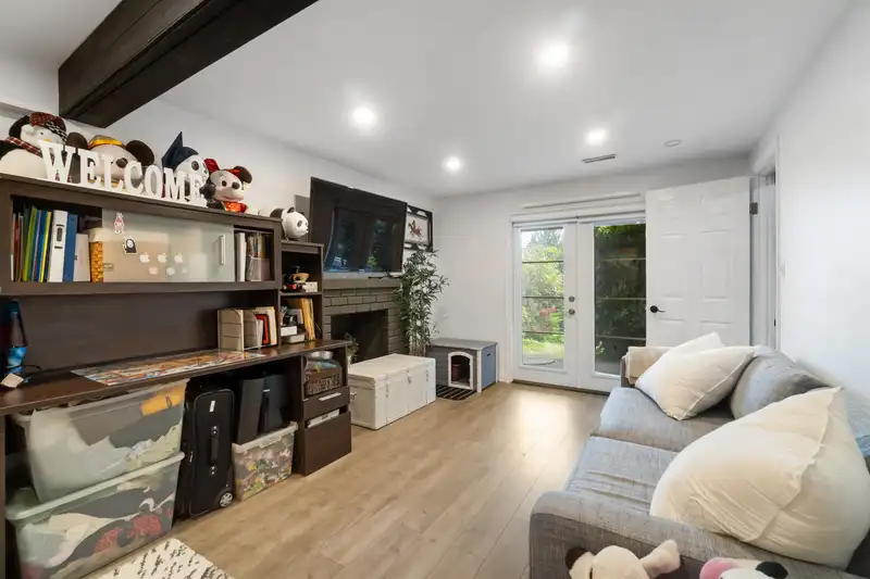 309 GLOUCESTER COURT - photo 4 of 40