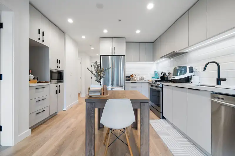 303 3038 ST GEORGE STREET - photo 2 of 33