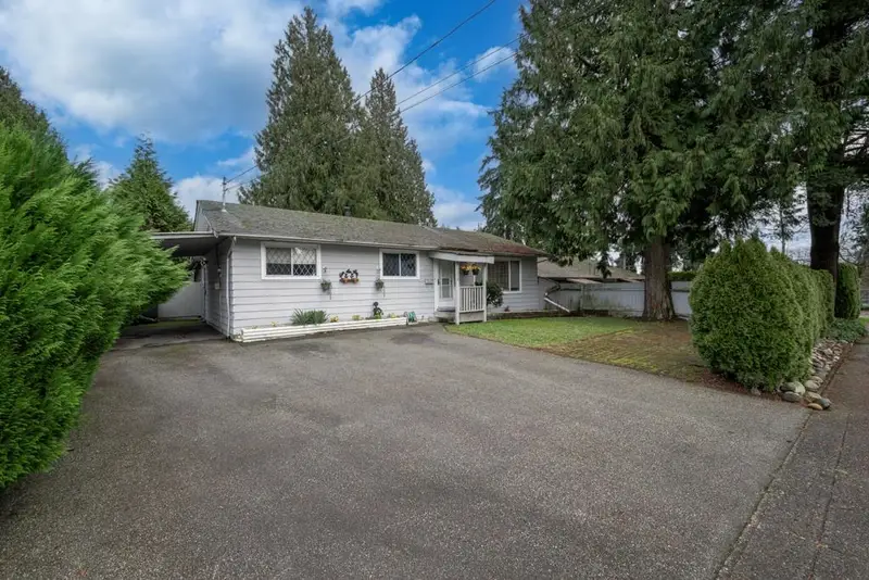 7016 141 STREET - photo 2 of 25