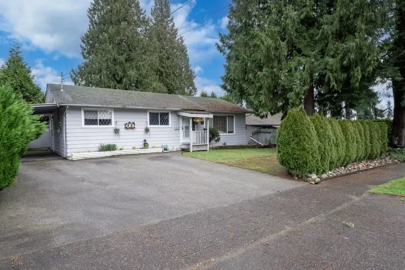 7016 141 STREET - photo 3 of 25