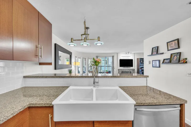 403 118 E 2ND STREET - photo 3 of 25