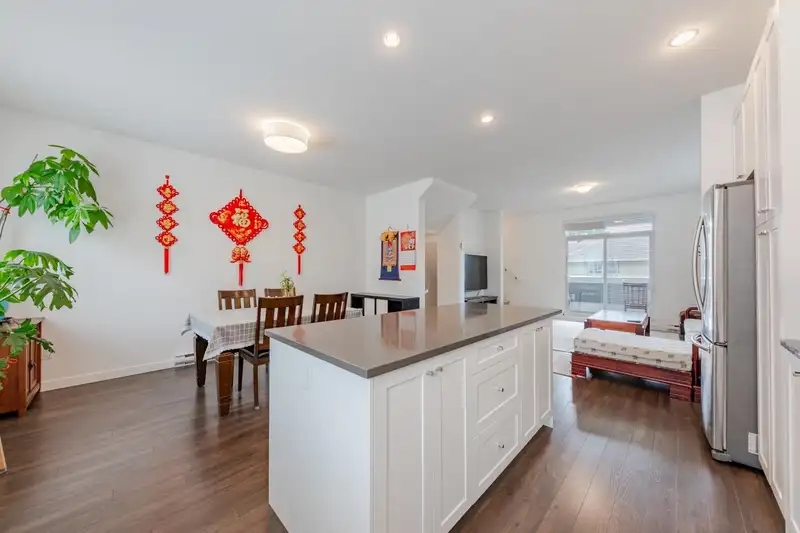 28 16337 15 AVENUE - photo 4 of 22