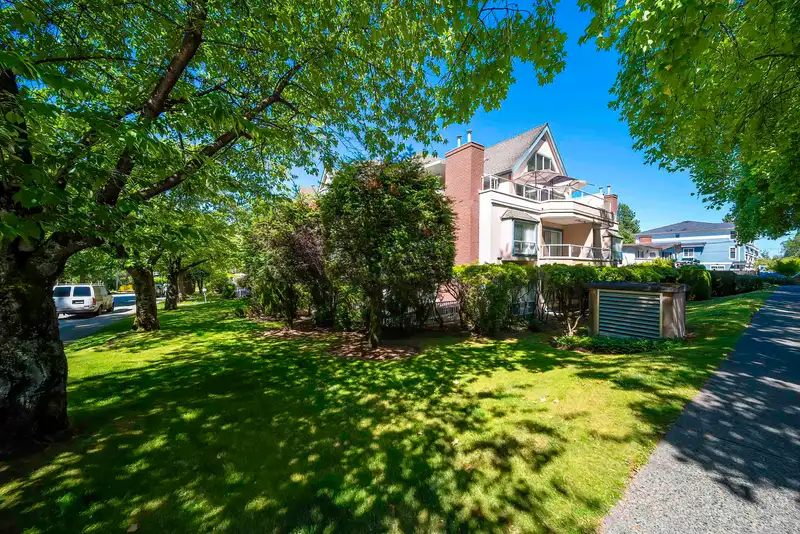 210 5568 BARKER AVENUE - photo 3 of 25