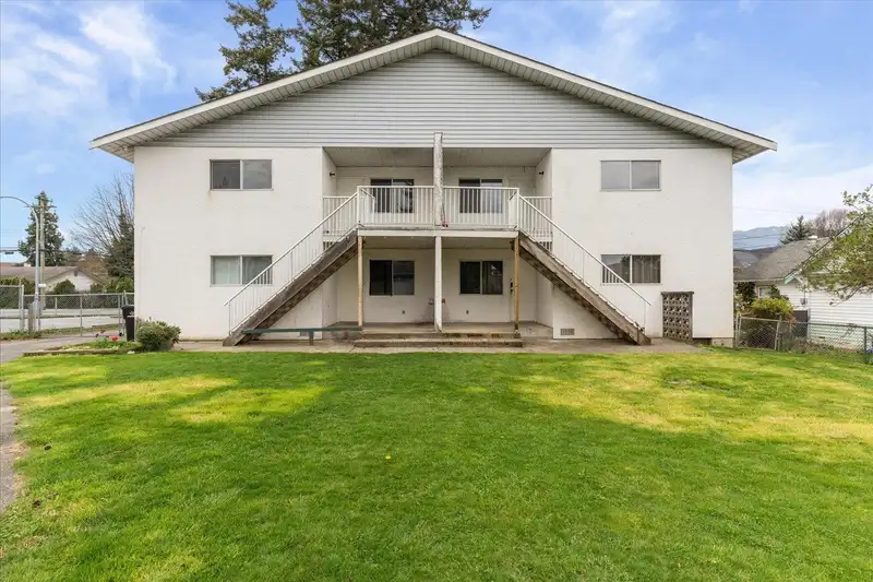 9584-9586 WILLIAMS STREET - photo 2 of 40