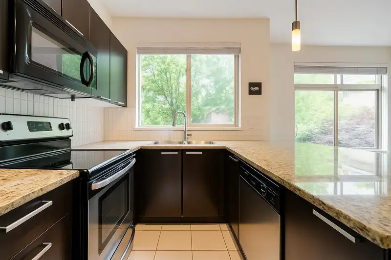 205 10455 UNIVERSITY DRIVE - photo 3 of 26
