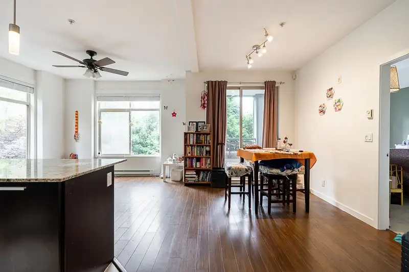 205 10455 UNIVERSITY DRIVE - photo 4 of 26