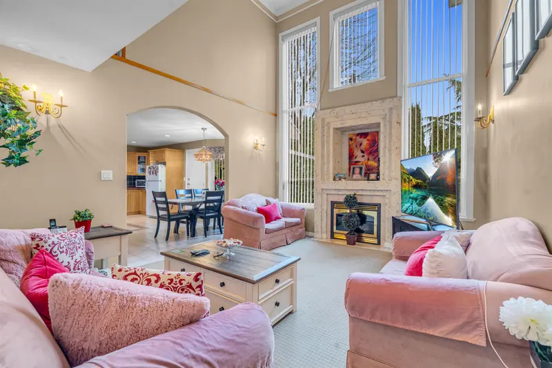 15878 99A AVENUE - photo 4 of 25