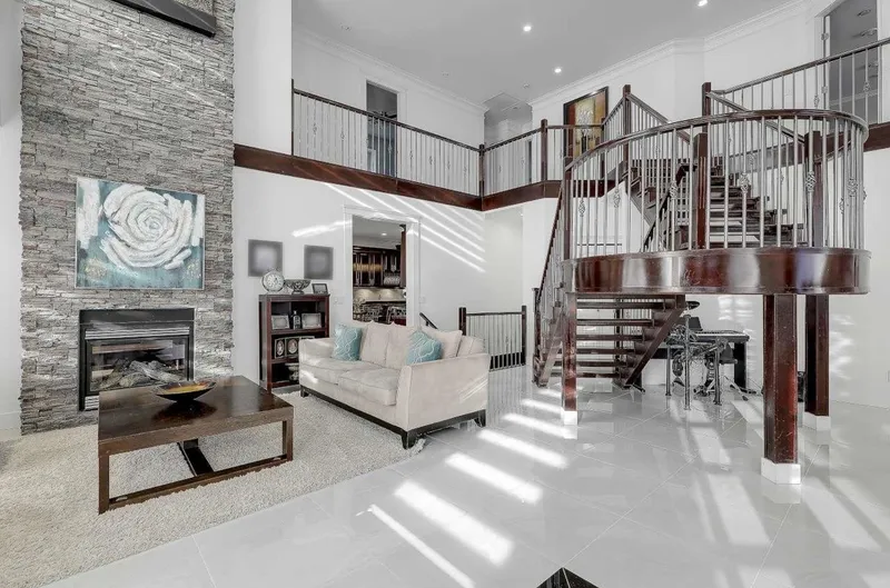 14871 76 AVENUE - photo 2 of 25