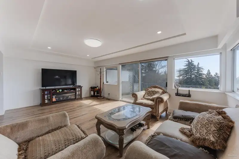 8035 NELSON AVENUE - photo 2 of 32