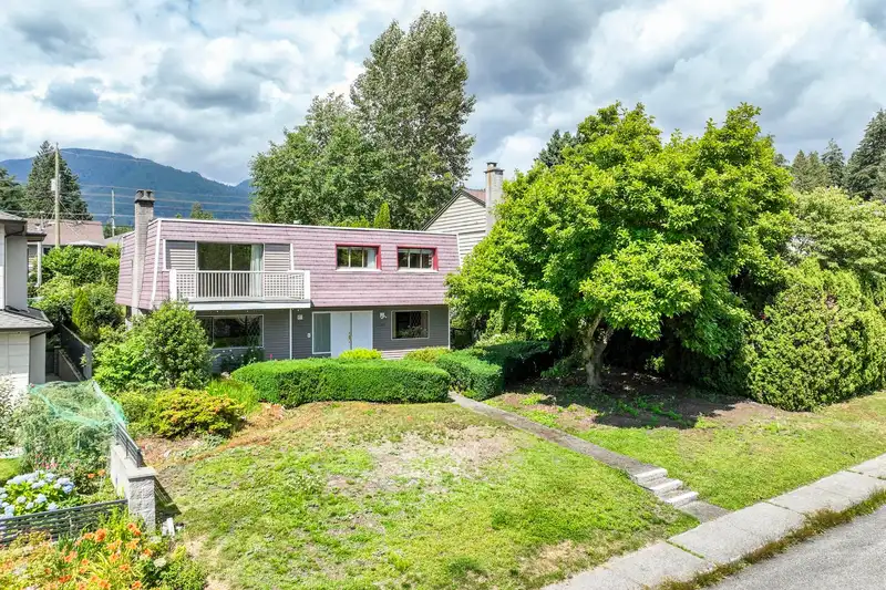 546 W 20TH STREET - photo 1 of 40