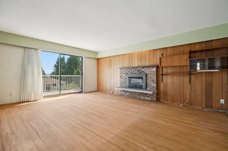 546 W 20TH STREET - photo 2 of 40