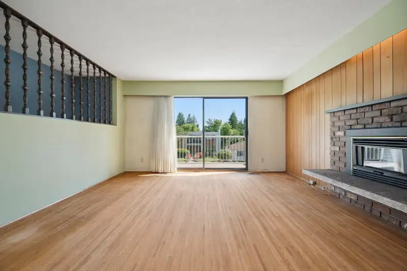 546 W 20TH STREET - photo 3 of 40