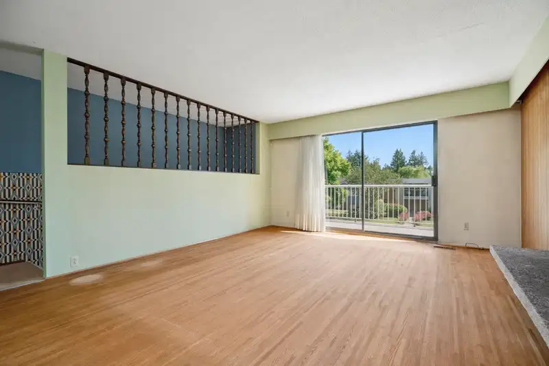 546 W 20TH STREET - photo 4 of 40