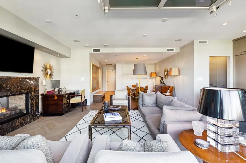 701 546 BEATTY STREET - photo 2 of 25