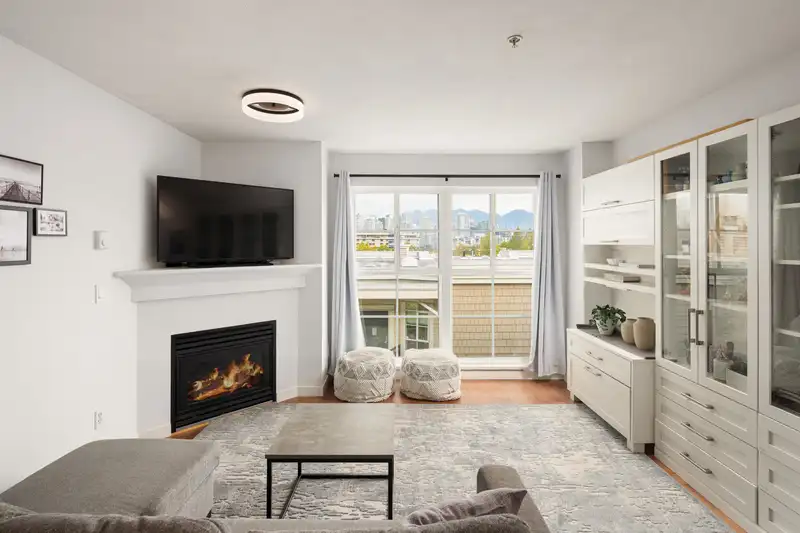 317 678 W 7TH AVENUE - photo 2 of 25