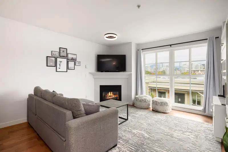 317 678 W 7TH AVENUE - photo 3 of 25