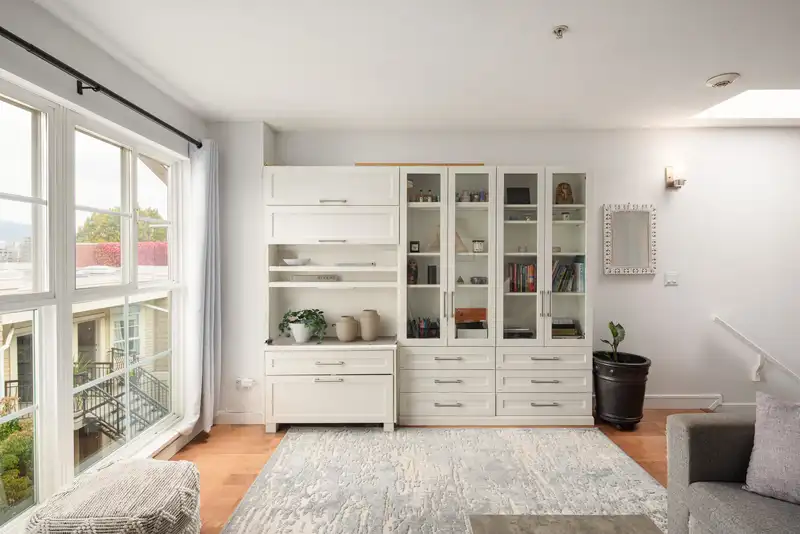 317 678 W 7TH AVENUE - photo 4 of 25