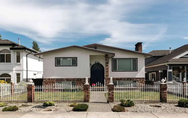 910 EDINBURGH STREET - photo 1 of 13
