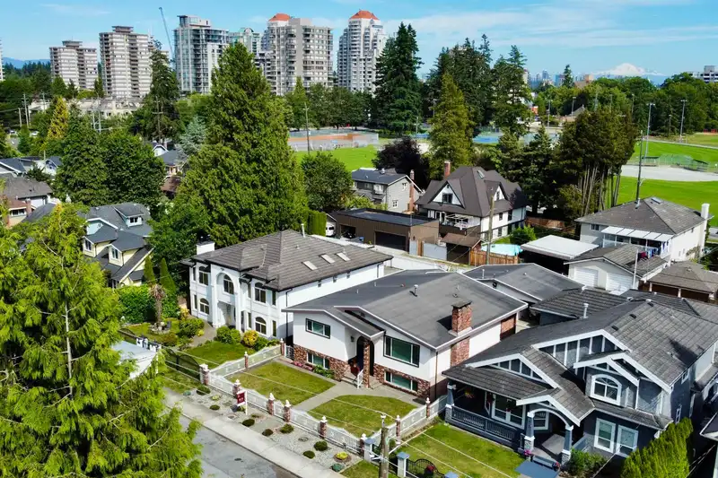 910 EDINBURGH STREET - photo 2 of 13