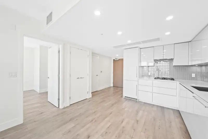 1607 10428 WHALLEY BOULEVARD - photo 4 of 37