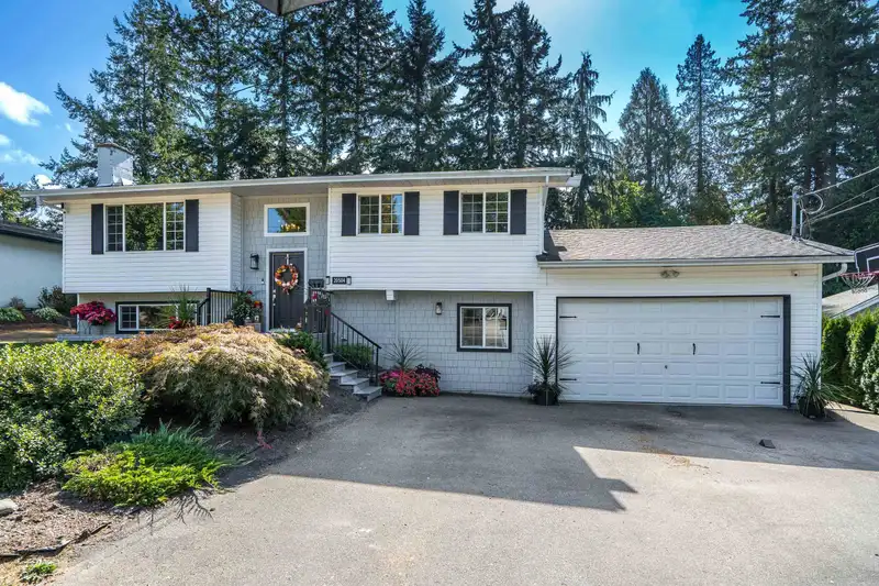 20504 43 AVENUE - photo 2 of 40