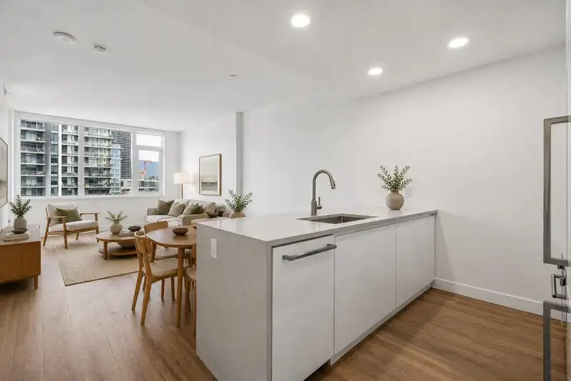 1308 4433 ALASKA STREET - photo 2 of 39