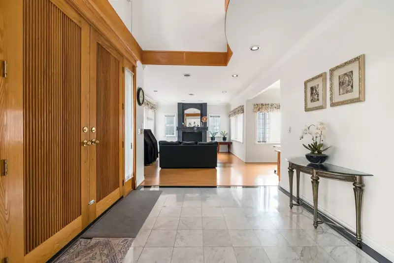 5698 CLINTON STREET - photo 2 of 24