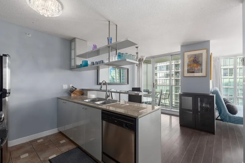 2706 1438 RICHARDS STREET - photo 2 of 25